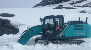 noticias maquinaria Dos SK210 de Kobelco allanan el camino
