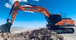 noticias maquinaria Excavadora de orugas DX300LC-7 Develon en las obras del AVE
