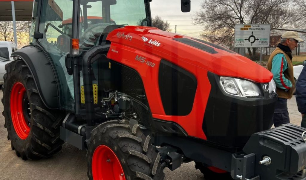 noticias maquinaria GRUPO AVILÉS entrega un Kubota M5-102N