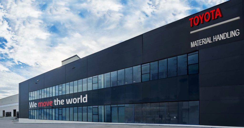 noticias maquinaria Toyota Material Handling España abre las puertas de su nueva sede central