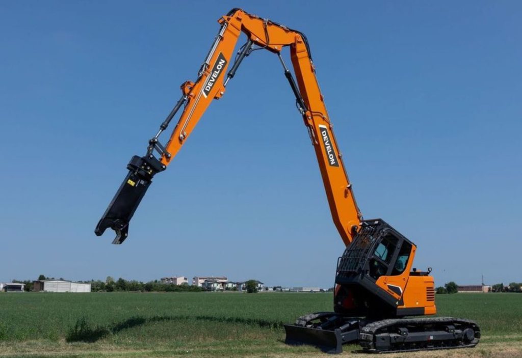 noticias maquinaria Develon lanza la nueva excavadora de demolición DX140RDM-7