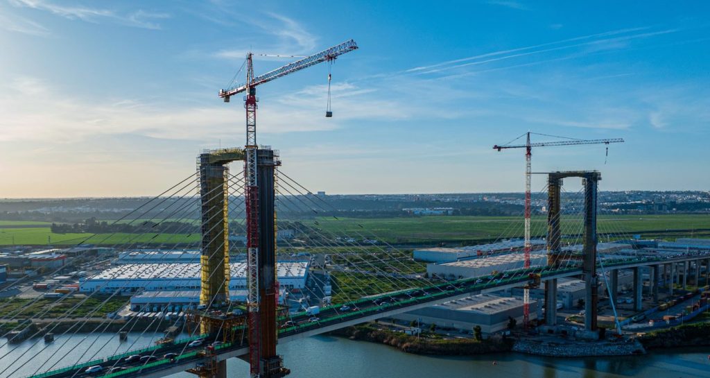 noticias maquinaria Dos grúas torre Liebherr 420 EC-H 16 Litronic en Sevilla