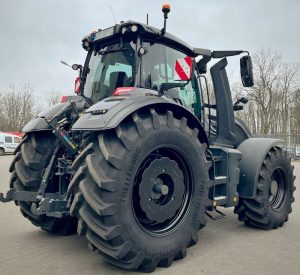 noticias maquinaria El Valtra Q305 Black Edition con neumáticos Trelleborg VF TM1000