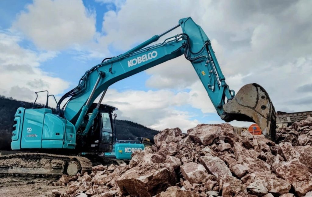noticias maquinaria Grupo Domenichini entrega una KOBELCO SK380SRLC