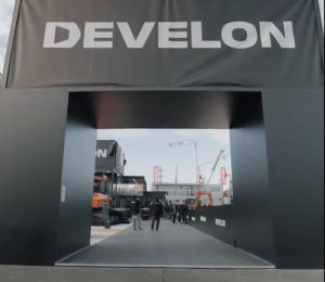 noticias maquinaria Innovación y Sostenibilidad en el Stand de DEVELON