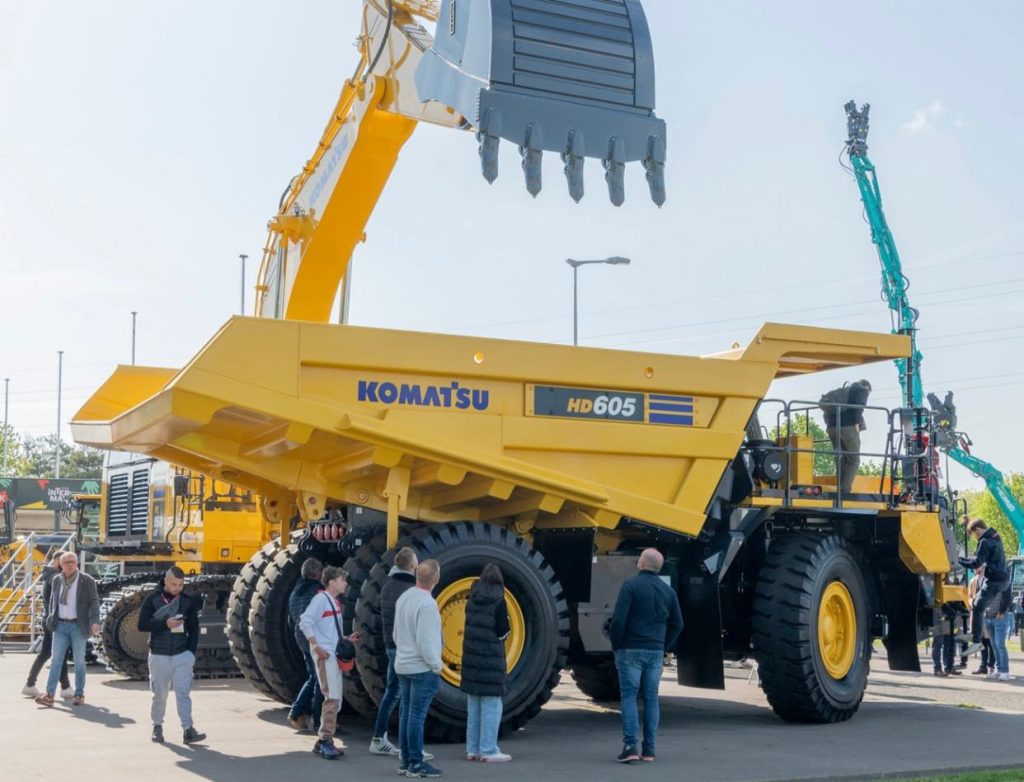 Komatsu presenta el camión volquete rígido HD605-10