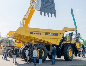 noticias maquinaria Komatsu presenta el camión volquete rígido HD605-10