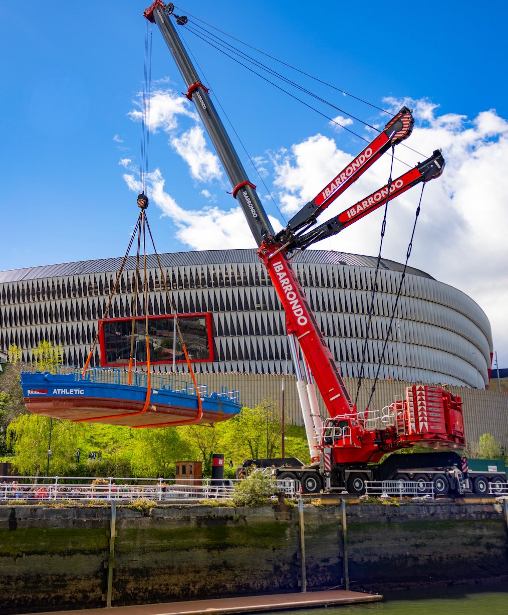 noticias maquinaria La grúa Liebherr LTM 1750-9.1 saca la gabarra del Athletic