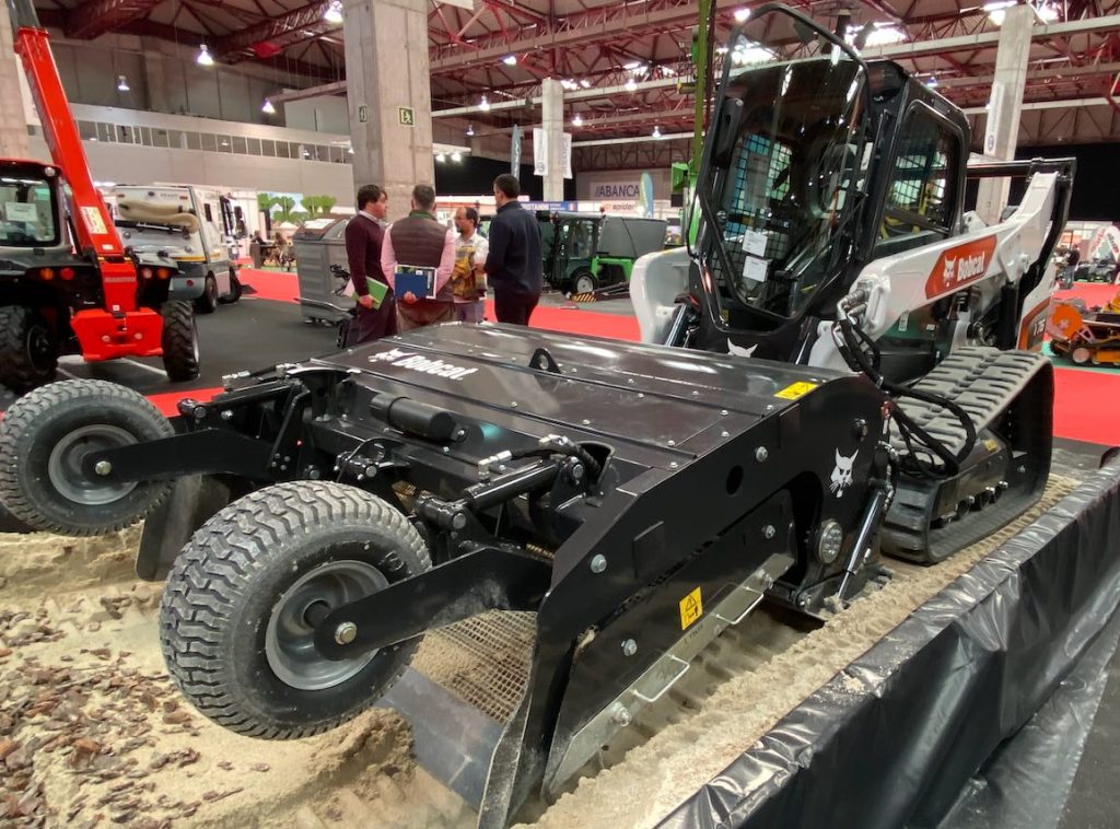 noticias maquinaria Limpiador de arena Bobcat en ExpoMunicipal