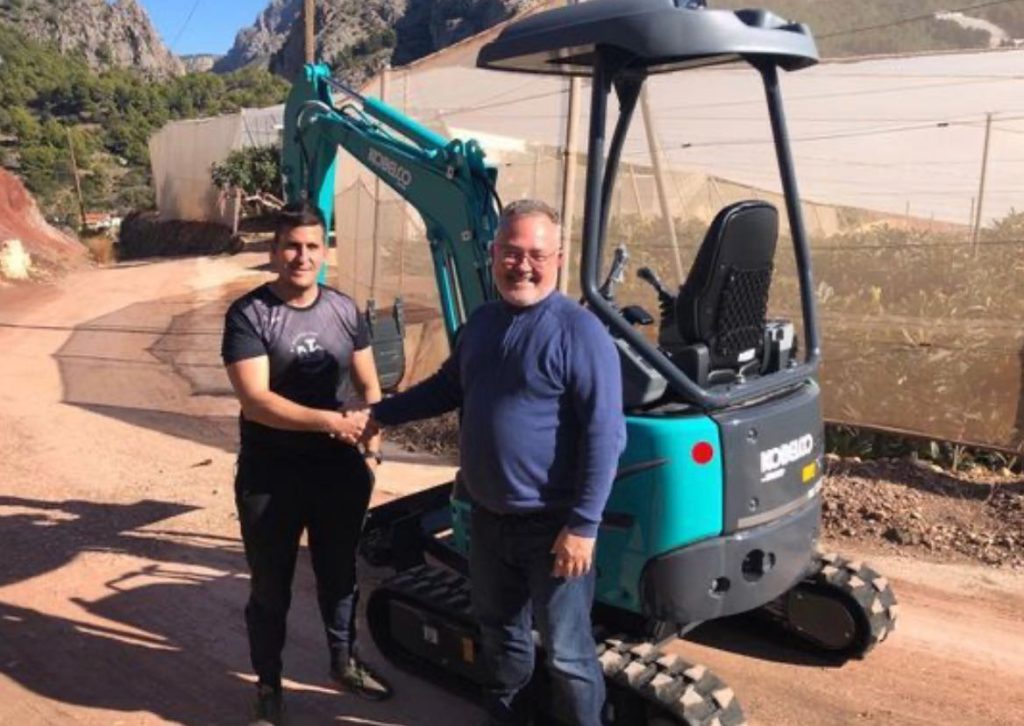 noticias maquinaria MALCOP entrega una miniexcavadora Kobelco SK17SR