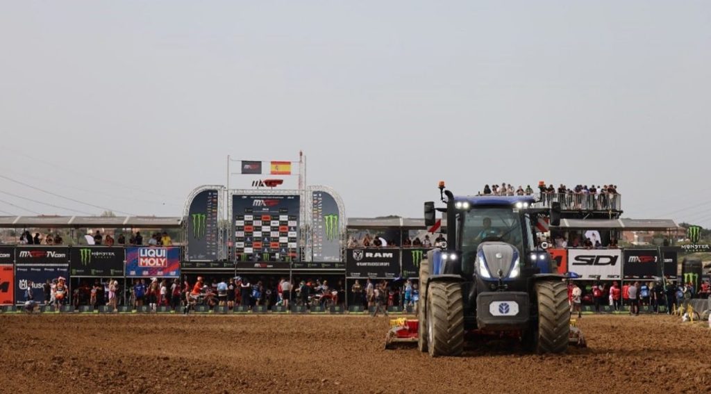 noticias maquinaria New Holland Prepara el Terreno en un Circuito de MXGP