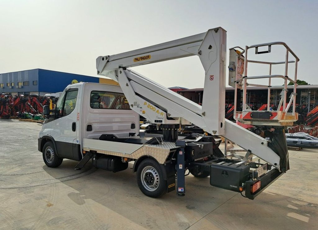 noticias maquinaria PALFINGER entrega cuatro plataformas P 200A-R a ACCIONA