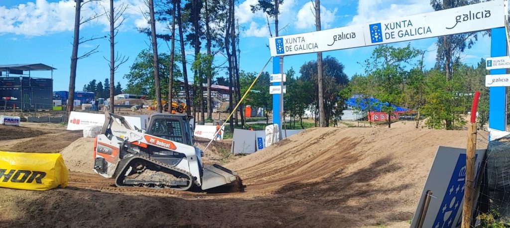 noticias maquinaria Bobcat en el Campeonato del Mundo de Motocross de Galicia