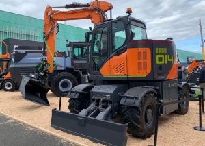 noticias maquinaria DEVELON presenta en Intermat la excavadora 14W-EREV