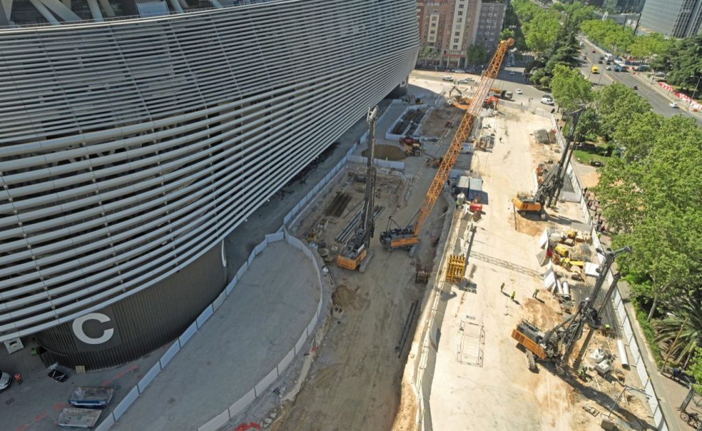 noticias maquinaria Diversa maquinaria Liebherr de Pilotes Sánchez en el Bernabéu