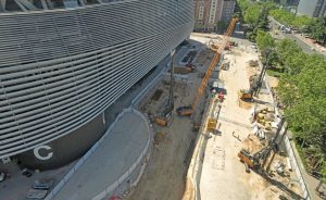 noticias maquinaria Diversa maquinaria Liebherr de Pilotes Sánchez en el Bernabéu