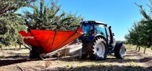 noticias maquinaria El TwinTrac de Valtra cosecha de pistachos y almendras