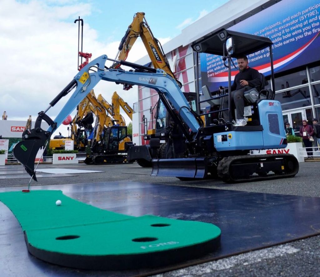 noticias maquinaria La miniexcavadora SY19E de SANY juega al golf en Intermat