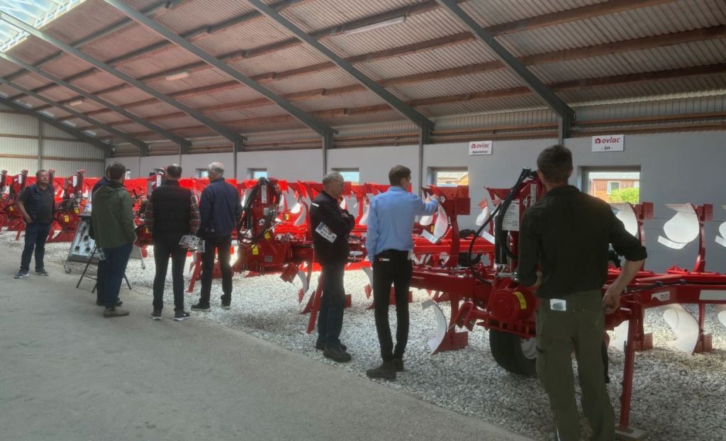 noticias maquinaria OVLAC acompaña a Farm Implement en el Plovcenter