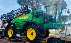 noticias maquinaria Salida de fábrica del primer pulverizador John Deere 340M