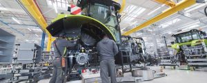 noticias maquinaria CLAAS acelera la fabricación de tractores en Le Mans