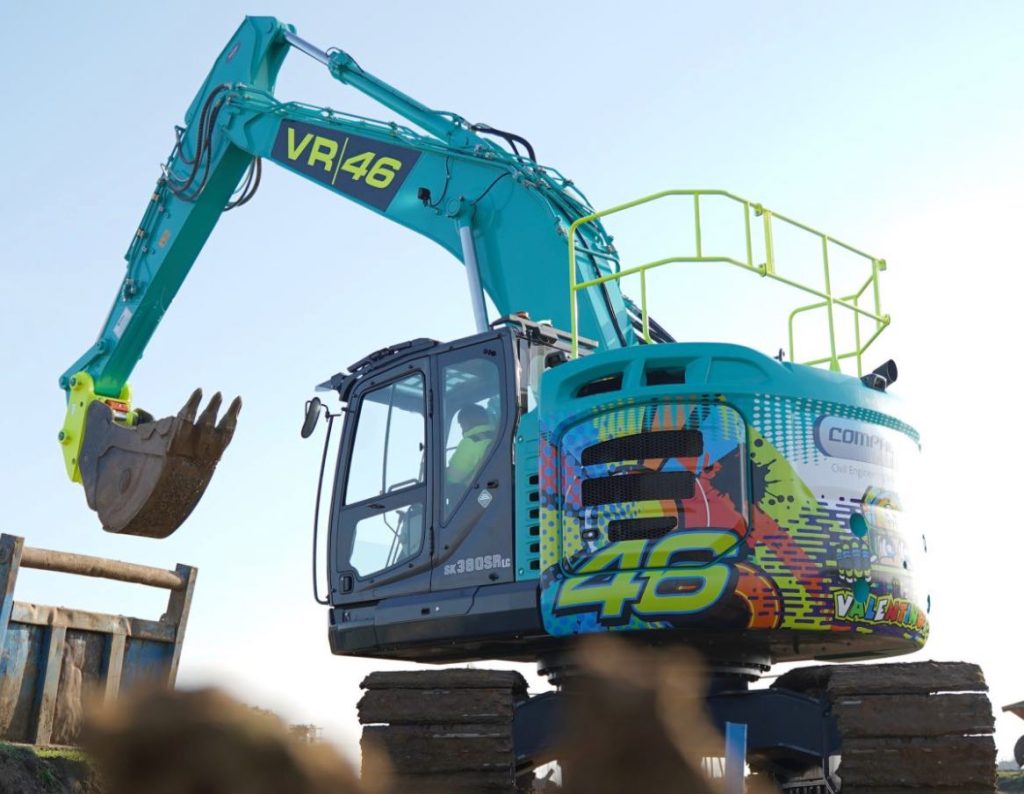 noticias maquinaria Compac Hire con su Kobelco SK380SR personalizada