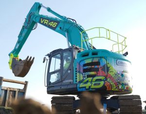 noticias maquinaria Compac Hire con su Kobelco SK380SR personalizada