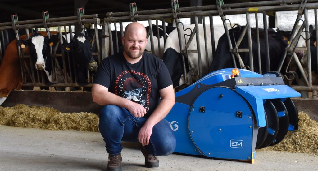 noticias maquinaria Durán Maquinaria presenta el primer arrimador de comida robotizado entregado en Galicia.