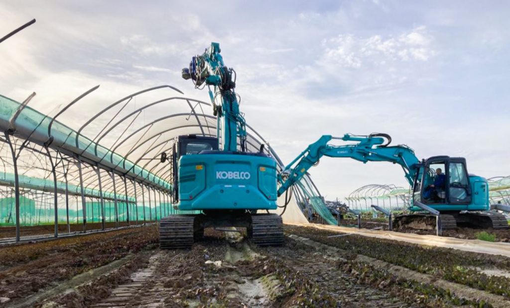 noticias maquinaria Excavadoras Kobelco SK140 en la deconstrucción de invernaderos