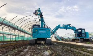 noticias maquinaria Excavadoras Kobelco SK140 en la deconstrucción de invernaderos