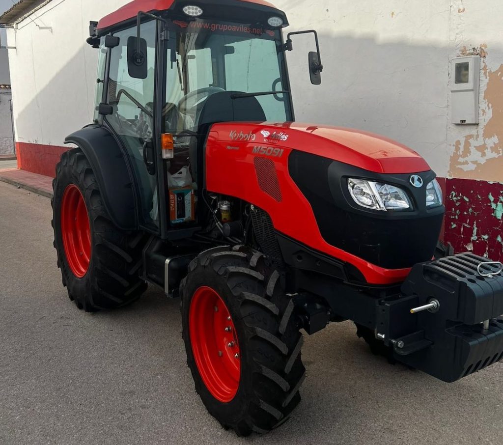 noticias maquinaria GRUPO AVILÉS entrega un tractor Kubota M5091N