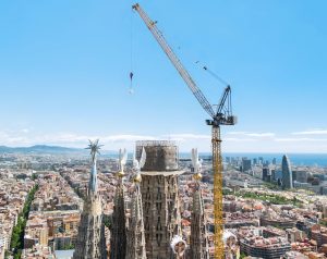 noticias maquinaria Grúas Liebherr en la fase final de construcción de la Sagrada Familia