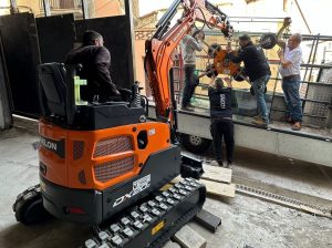 noticias maquinaria Miniexcavadora Develon DX20Z-7 colocando cristales