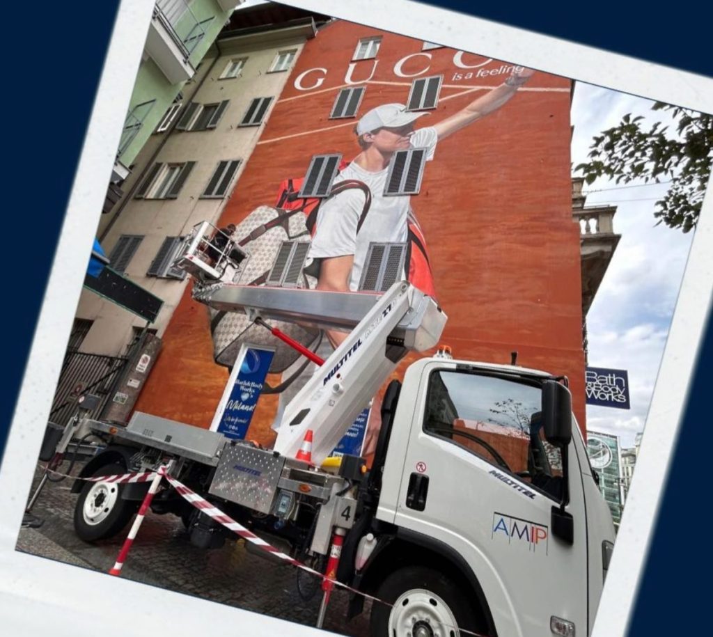 noticias maquinaria plataforma Multitel MTE 270 para un Mural de Gucci