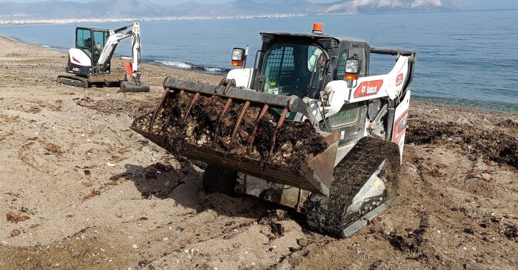 noticias maquinaria Bobcat protege la Playa de Bagheria en Sicilia