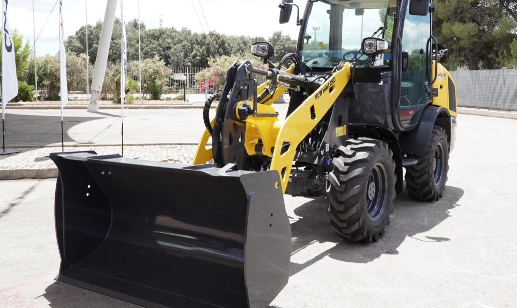 noticias maquinaria CNH inaugura línea de producción de cargadoras en Lecce