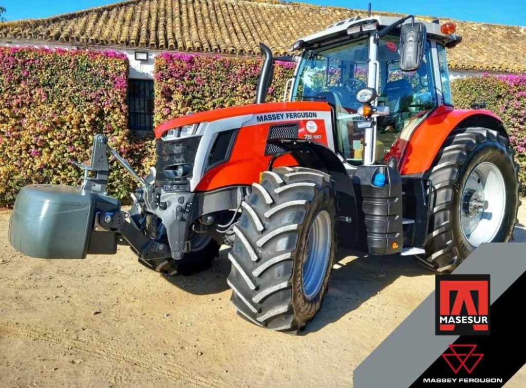 noticias maquinaria Masesur entrega un tractor Massey Ferguson 7S.190