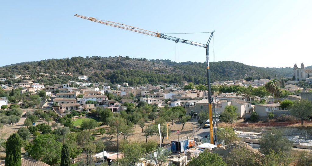 noticias maquinaria Edificam con la grúa automontable Liebherr 33 L