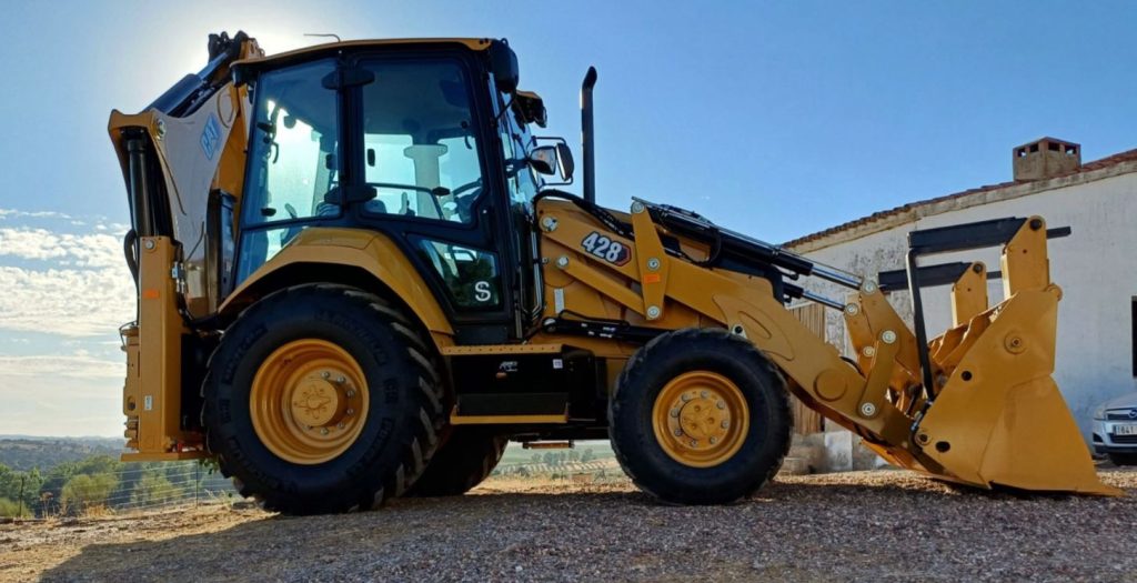 noticias maquinaria Finanzauto entrega una retropala Cat 428 en Badajoz