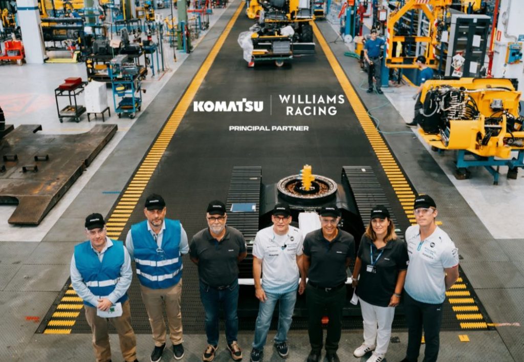 noticias maquinaria Jacques Villeneuve visita la fabrica Komatsu Italia