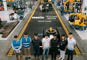 noticias maquinaria Jacques Villeneuve visita la fabrica Komatsu Italia