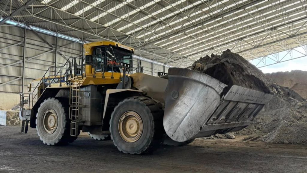 noticias maquinaria Tres cargadoras Komatsu WA900-8 en acción