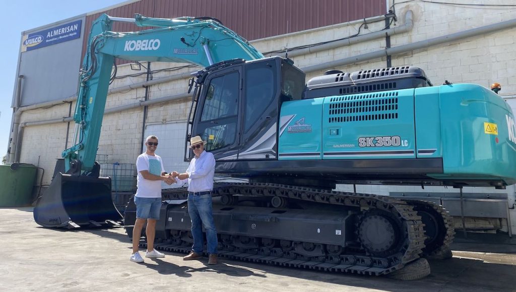 noticias maquinaria Grupo Almerisan entrega una Kobelco SK350-11 en Almería