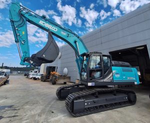 noticias maquinaria KOTECH entrega una excavadora KOBELCO SK300NLC-11E