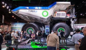 noticias maquinaria Liebherr camión minero eléctrico T 264 en MINExpo