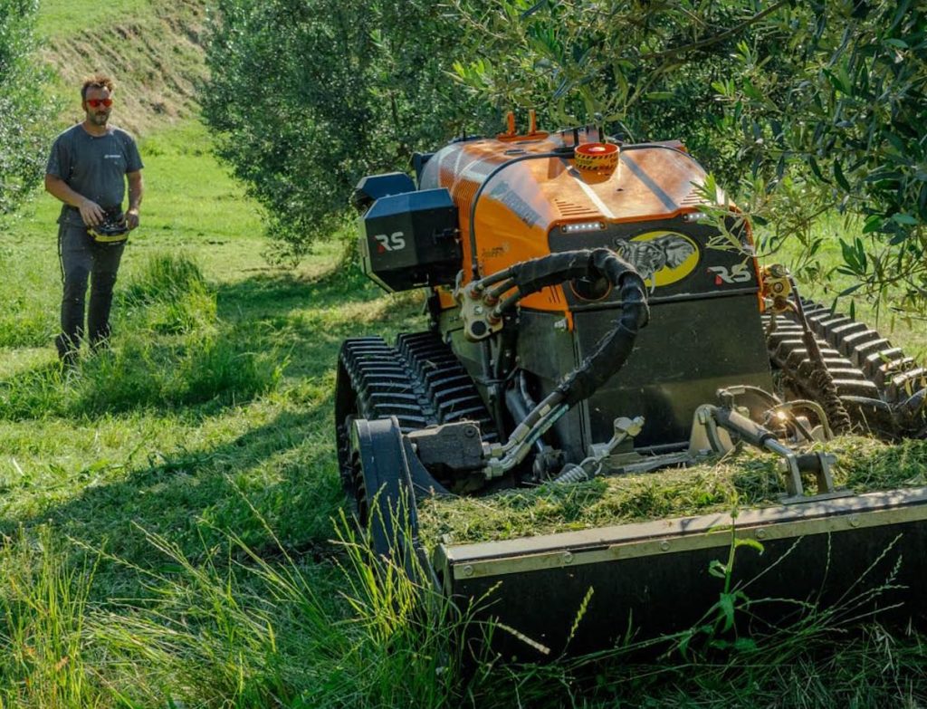 noticias maquinaria RoboFIFTI en acción entre los olivos
