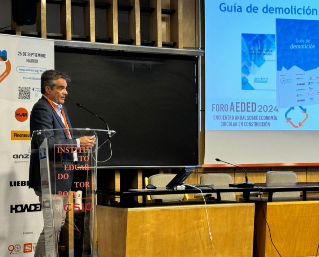 noticias maquinaria dMol Demoliciones en el Foro AEDED 2024