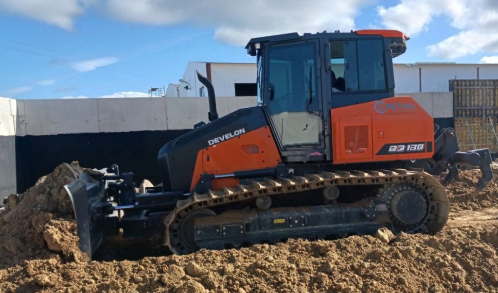 noticias maquinaria CS Retail Construções adquiere un Dozer Develon DD130-2