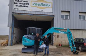 noticias maquinaria Grupo Almerisan entrega una Kobelco SK58SRX en Jaén