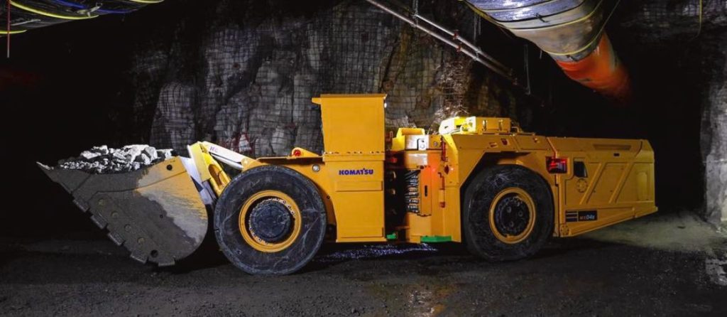 noticias maquinaria Komatsu lanza su cargadora subterránea LHD eléctrica de batería